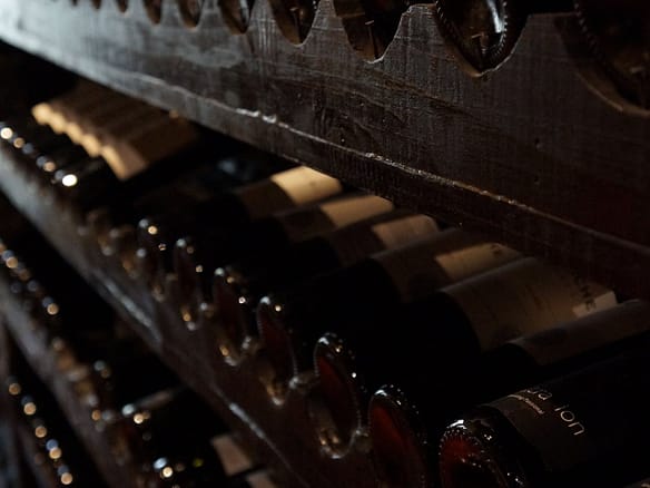 Elite Luxury Real Estate & Travel - Investimenti immobiliari di lusso internazionali & viaggi professionali 5 Cantina climatizzata per la conservazione dei vini — temperatura e igrometria costanti, assenza di vibrazioni