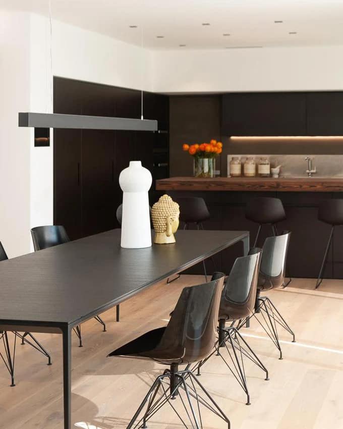 Arredamento di lusso per ville 11 Arredamento di lusso: tavolo e sedie Baxter nella zona pranzo di MD Home