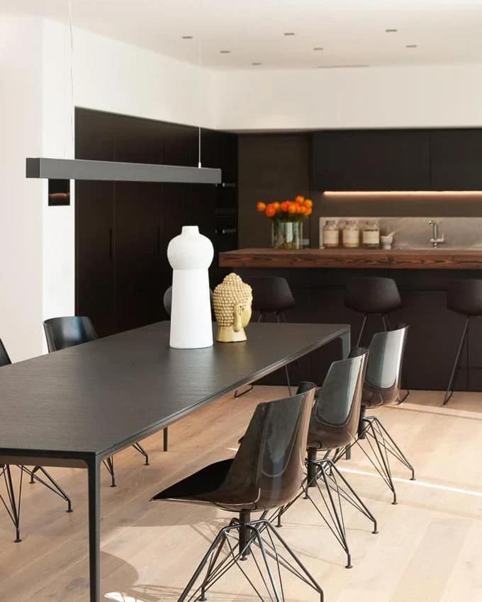 Luxury Furniture for Villas 11 Luxury furniture: Baxter table and chairs in the MD Home dining area