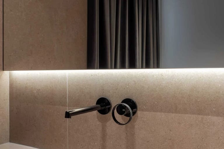 Made in Italy 45 Made in Italy della luce: bagno padronale di AV Home con luce OTY Light
