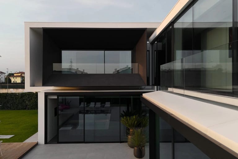 Made in Italy 29 Serramenti di lusso: vetrate e volumi neri sopra la piscina