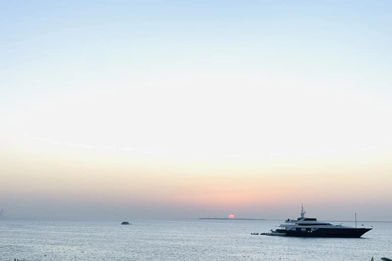Comprare casa a Dubai: la guida completa per italiani 7 Tramonto sul mare dalla Jumeira Bay a Dubai