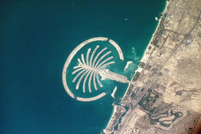 Comprare casa a Dubai: la guida completa per italiani 29 Ville di lusso a Dubai: la Palm Jumeirah vista dallo spazio, con il tronco, le fronde e la mezzaluna