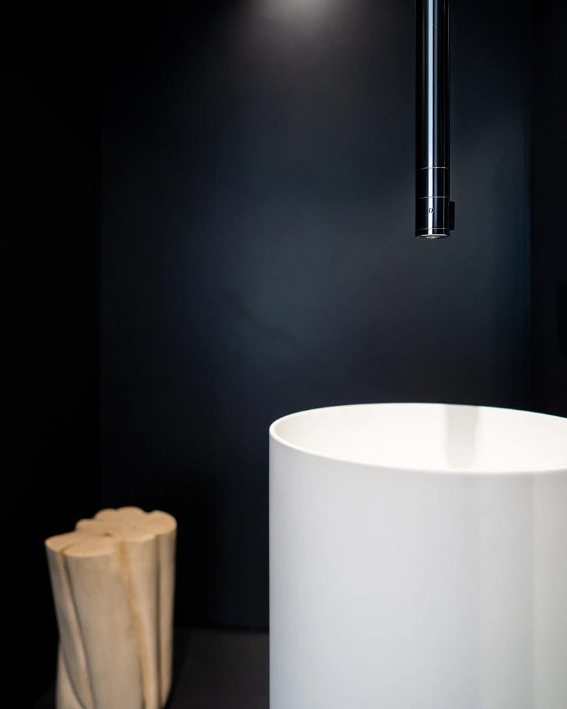 Bagno di lusso, spa e wellness 13 Bagno di lusso: bagno d'ingresso nero di MD Home con rubinetteria Gessi a soffitto e lavabo a colonna