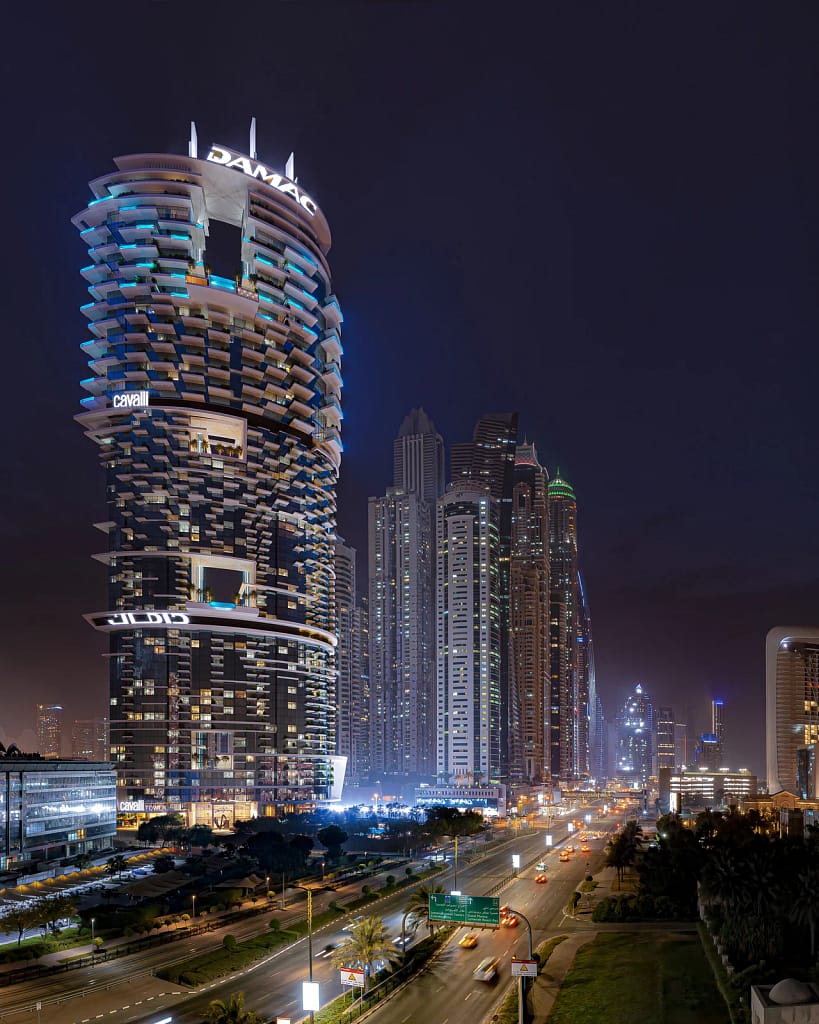 Cavalli Tower — Residenze firmate Cavalli a Dubai Marina 8 Cavalli Tower di notte con lo skyline di Dubai Marina
