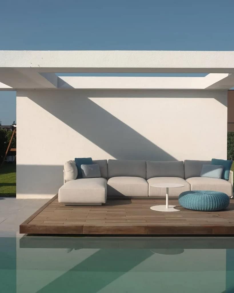 Chi siamo 6 Chi siamo, Elite Luxury Real Estate: pergola bianca e piscina con zona relax, progetto dello studio