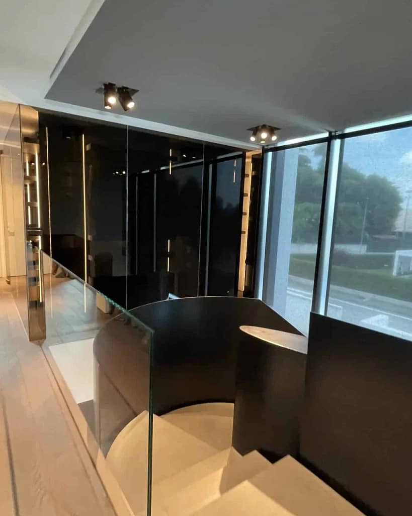 Contatti 2 Contatti Elite Luxury Real Estate: vetrate a tutta altezza al piano superiore di una villa dello studio