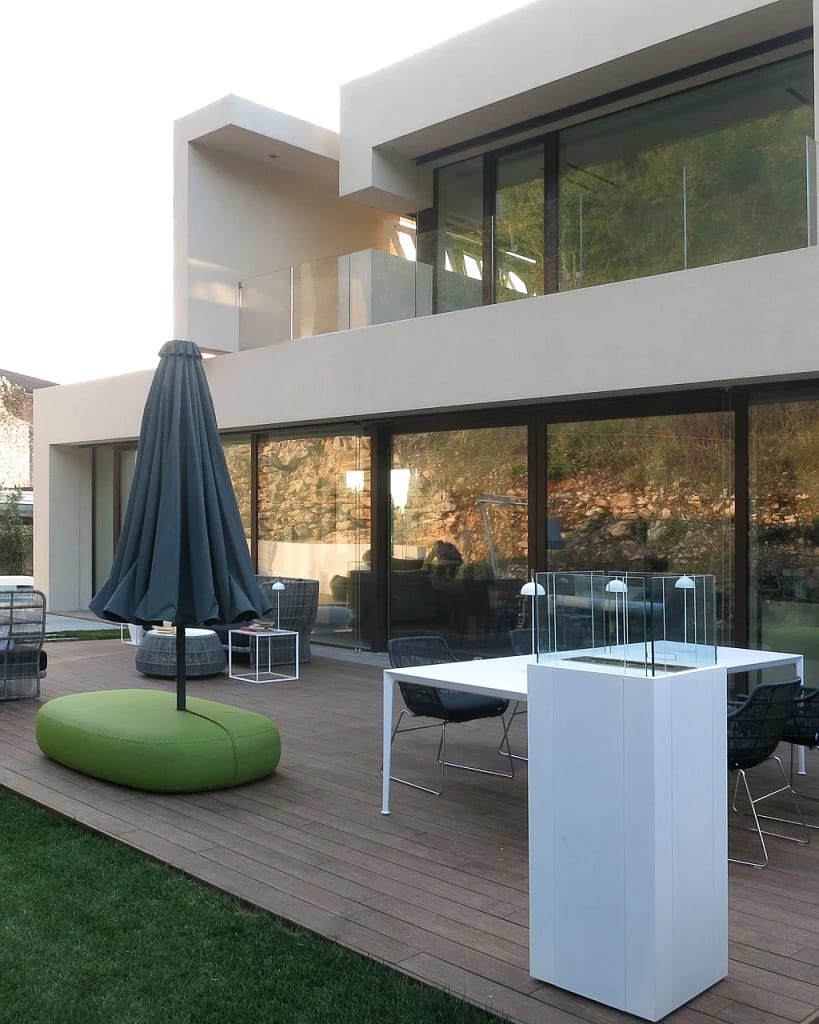 Contatti 4 Contatti Luxury Living ed eventi: zona pranzo all'aperto di SD Home accanto alla piscina