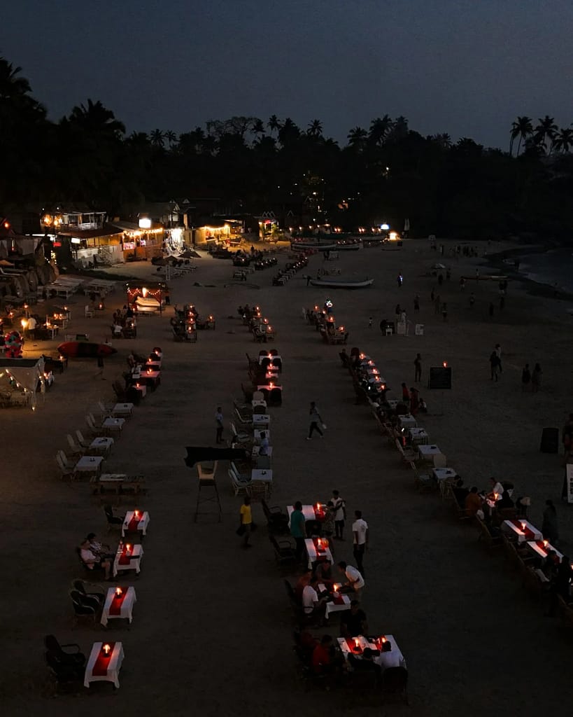 Eventi privati in villa 19 Eventi privati in villa: cena sulla spiaggia con tavoli illuminati di sera (foto illustrativa)