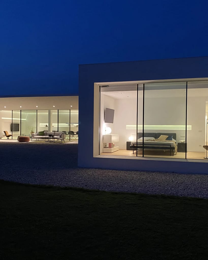 Made in Italy 79 Eventi privati in villa: MD Home illuminata di sera vista dal giardino