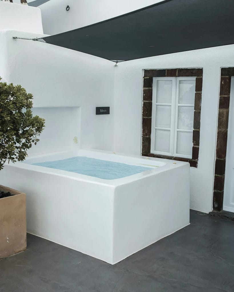 Home Spa: Sauna, Steam, Water and Rest 25 Home spa: cold water tub in a white patio (illustrative photo)