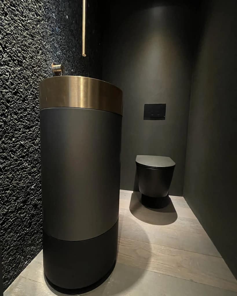 Pietra naturale e superfici 9 Pietra naturale: bagno in pietra lavica e bronzo della villa AV Home