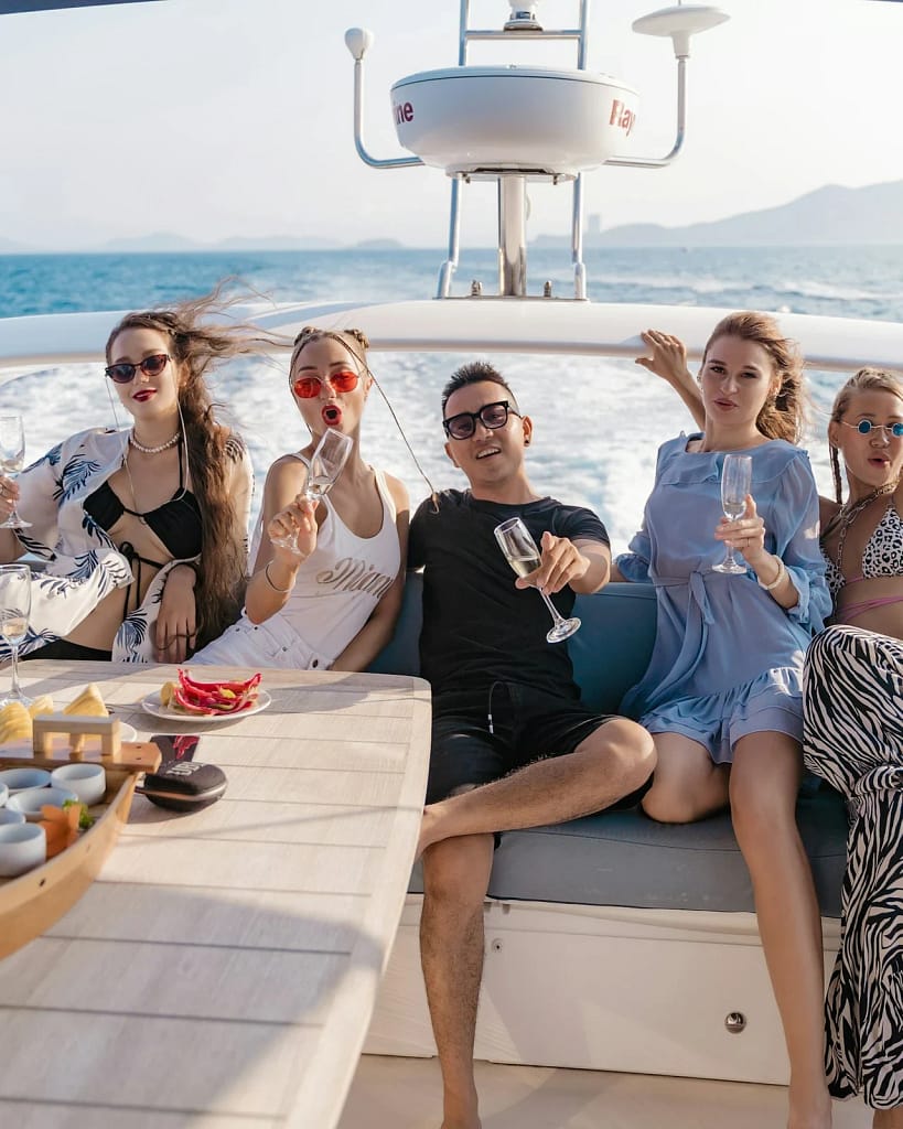 Private Villa Events and Concierge 22 Private villa events: friends on board a yacht on a sunny day (illustrative photo)