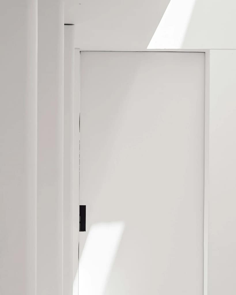 Serramenti di lusso — Porte e vetrate 17 Serramenti di lusso: porta interna a filo muro bianca (foto illustrativa)