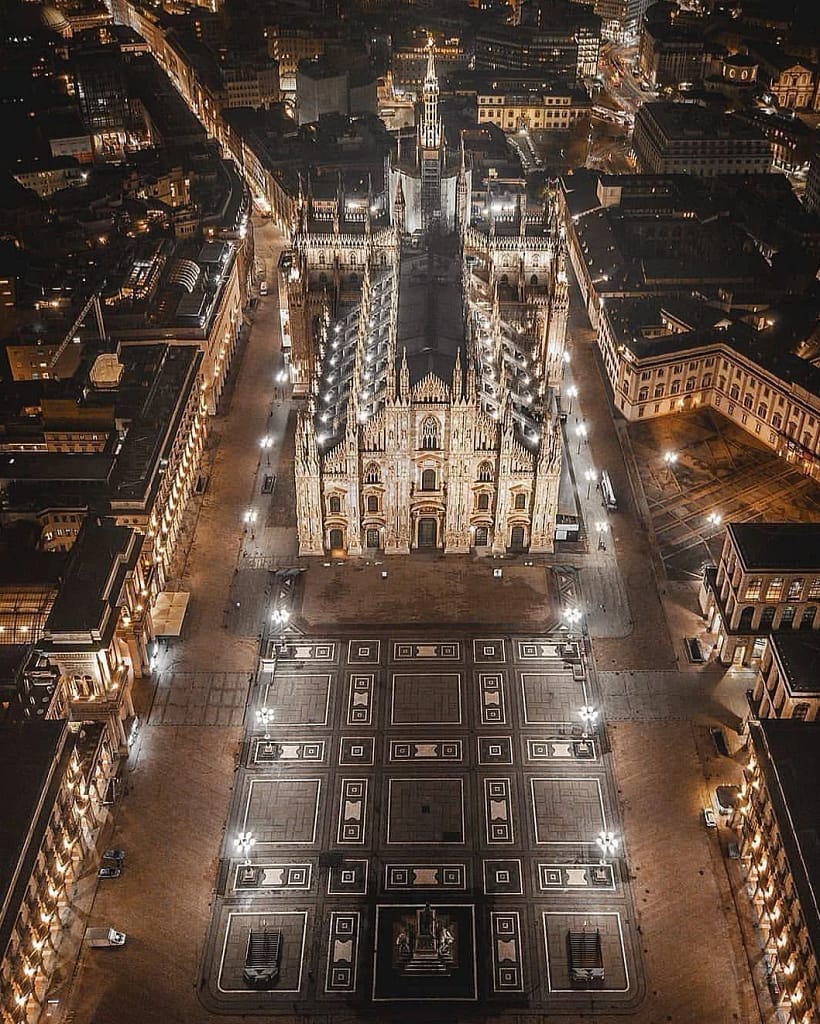 Milan Hotel for Sale — Property of an Upscale Hotel 2 Milan: Piazza del Duomo and the cathedral facade shot from above at night