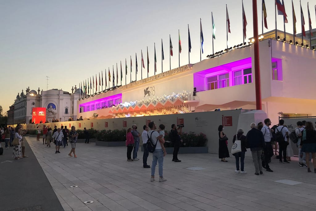 Hotel Venezia in vendita — Sale & leaseback 5 Venezia: il Palazzo del Cinema al Lido durante la Mostra del Cinema, al tramonto