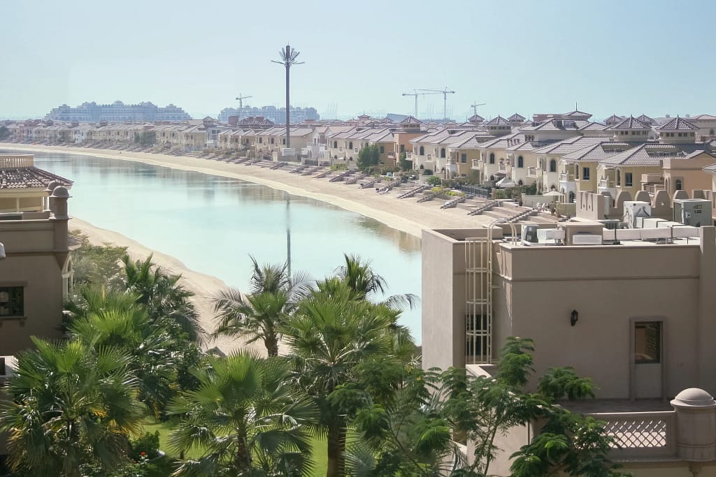 Dubai Real Estate 17 Dubai real estate: villas along a frond of Palm Jumeirah